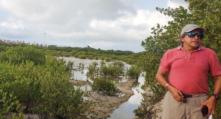 Dr. Jorge Herrera de CINVESTAV IPN Mérida en la Ciénaga del Progreso ya restaurada, 2019.