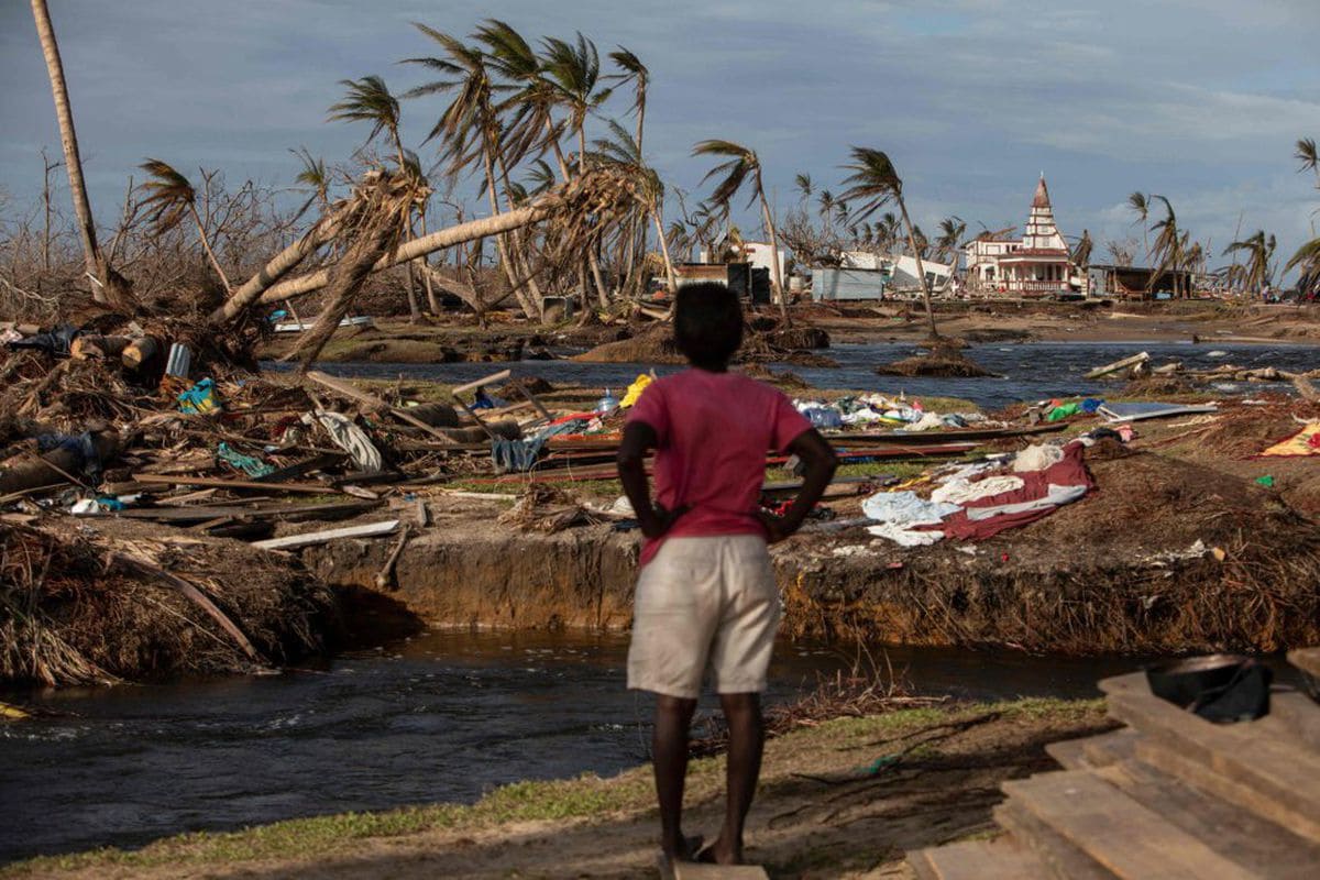 Una mujer contempla el desastre tras los huracanes Iota y Eta en la comunidad de Haulover, Nicaragua, en noviembre de 2020 (fuente: INTI OCON, AFP).